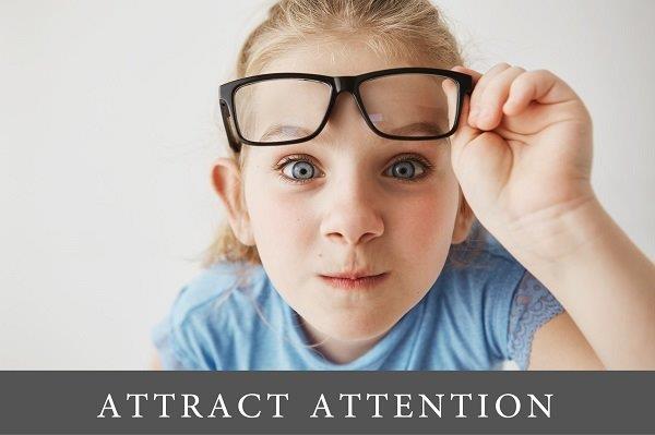 devojčica znatiželjno gleda sa naočarima koje je rukom podigla sa očiju