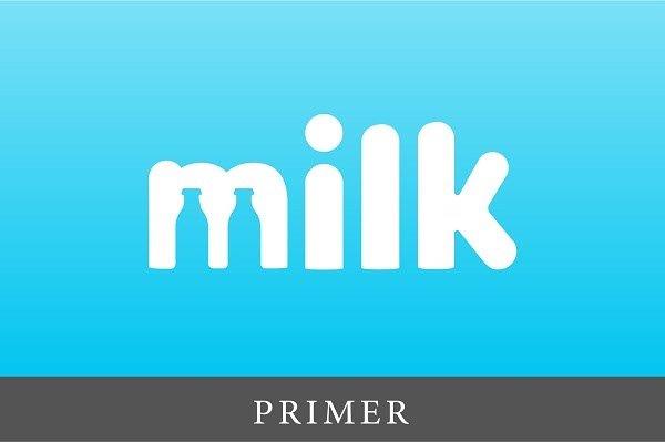 natpis milk na engleskom jeziku belim slovimana plavoj pozadini